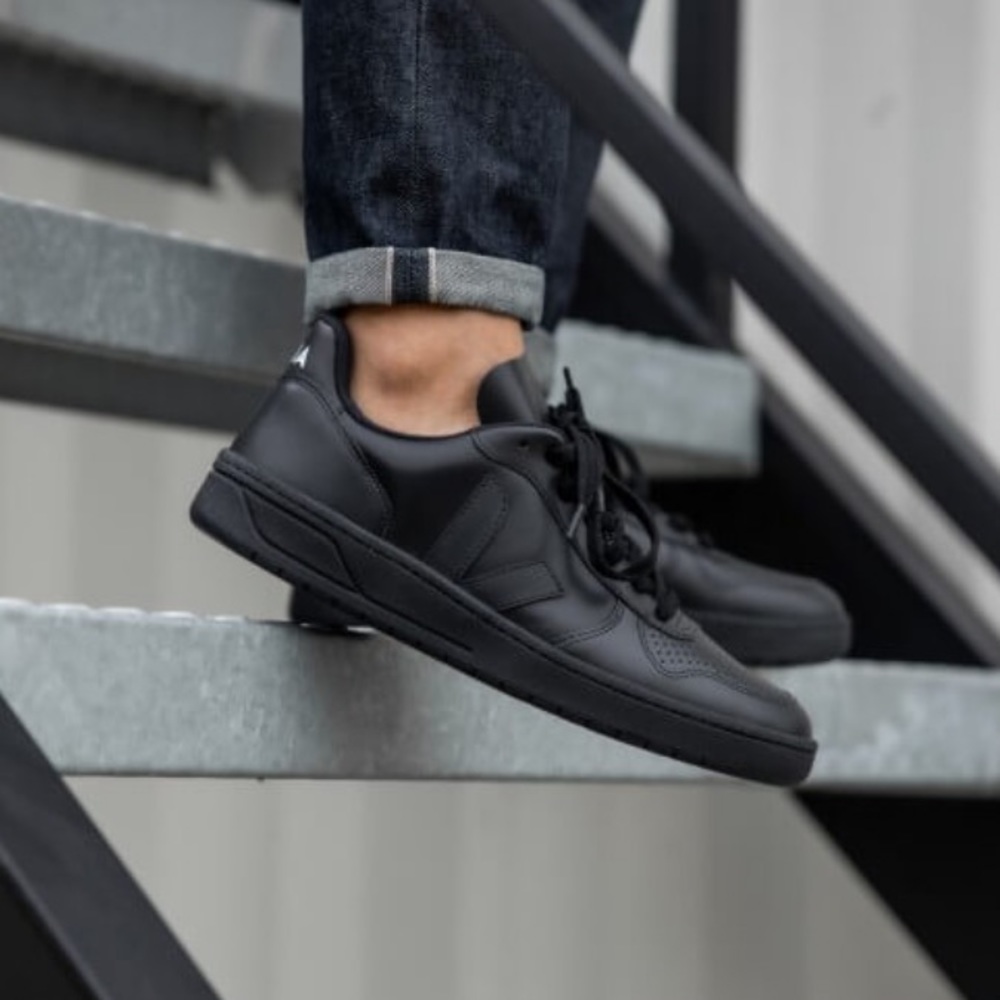 VEJA V-10  MADE IN BRAZIL VEGAN ALL BLACK 2.0 - Picture 5 of 16